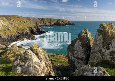 Spettacolare paesaggio costiero a Ogo-Dour Cove sulla penisola di Lizard, Cornovaglia, Inghilterra. Primavera (aprile) 2024. Foto Stock