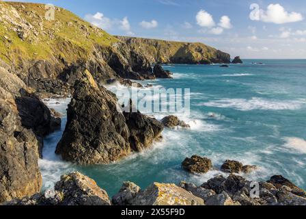 Spettacolare paesaggio costiero a Ogo-Dour Cove sulla penisola di Lizard, Cornovaglia, Inghilterra. Primavera (aprile) 2024. Foto Stock