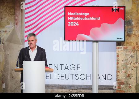 Rainer Esser, Geschaeftsfuehrer der ZEIT Verlagsgruppe und Geschaeftsfuehrer der DVH Medien GmbH, am 18.04.2024 bei den Mitteldeutschen Medientage a Lipsia. Die Medientage Mitteldeutschland hatten zu einem zweitaegigen Branchentreffen eingeladen. Debatten gab es zu Rundfunkreformen, KI und Fake News. Die Medientage Mitteldeutschland fanden zum fuenften mal auf dem Gelaende der ehemaligen Leipziger Baumwollspinnerei statt. SOLO PER USO EDITORIALE *** Rainer Esser, Managing Director del gruppo editoriale ZEIT e Managing Director di DVH Medien GmbH, il 18 aprile 2024 presso il Central German Media D Foto Stock