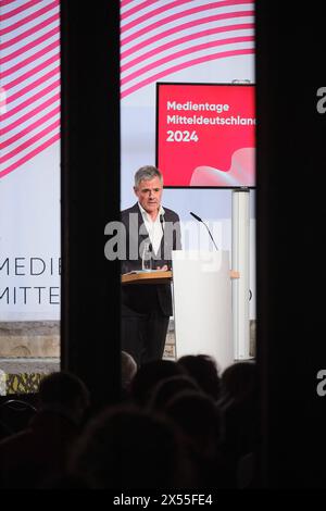 Rainer Esser, Geschaeftsfuehrer der ZEIT Verlagsgruppe und Geschaeftsfuehrer der DVH Medien GmbH, am 18.04.2024 bei den Mitteldeutschen Medientage a Lipsia. Die Medientage Mitteldeutschland hatten zu einem zweitaegigen Branchentreffen eingeladen. Debatten gab es zu Rundfunkreformen, KI und Fake News. Die Medientage Mitteldeutschland fanden zum fuenften mal auf dem Gelaende der ehemaligen Leipziger Baumwollspinnerei statt. SOLO PER USO EDITORIALE *** Rainer Esser, Managing Director del gruppo editoriale ZEIT e Managing Director di DVH Medien GmbH, il 18 aprile 2024 presso il Central German Media D Foto Stock