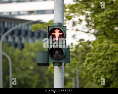 Semaforo pedonale in Germania. Icona rossa del semaforo in corrispondenza di un incrocio. L'attraversamento della strada è vietato durante il simbolo dell'uomo in piedi. Foto Stock