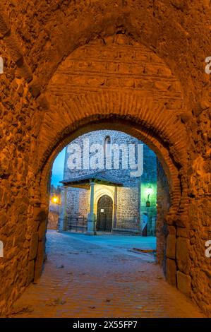 Santa Maria del Castillo chiesa dalla porta medievale, Vista notte. Buitrago del Lozoya, provincia di Madrid, Spagna. Foto Stock