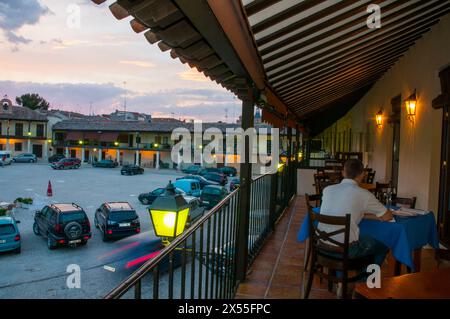 La terrazza del ristorante nella piazza principale, Vista notte. A Colmenar de Oreja, provincia di Madrid, Spagna. Foto Stock