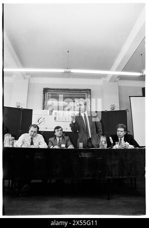 DAFYDD WIGLEY, PLAID CYMRU, 1995: Il leader di Plaid Cymru Dafydd Wigley è guardato da Ron Davies, Glyn Mathias e D Edwards durante un'università ospitò un panel politico pubblico sullo sviluppo regionale. I politici gallesi si riuniscono per una conferenza sullo sviluppo presso l'Università di Glamorgan a Treforest, Galles, Regno Unito, il 5 giugno 1995. Foto: Rob Watkins. INFO: Dafydd Wigley, un importante politico gallese, servì come leader di Plaid Cymru dal 1981 al 1984 e di nuovo dal 1991 al 2000. Noto per la sua appassionata difesa dell'indipendenza gallese, ha svolto un ruolo fondamentale nel plasmare la politica gallese. Foto Stock