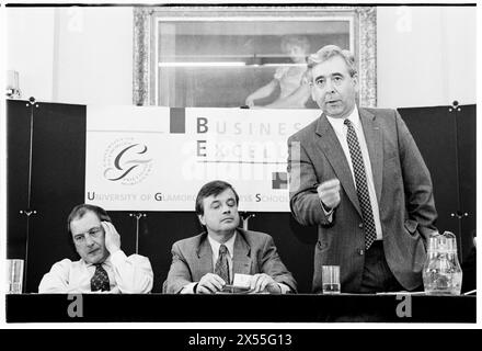 DAFYDD WIGLEY, PLAID CYMRU, 1995: Il leader di Plaid Cymru Dafydd Wigley è guardato da Ron Davies e Glyn Mathias durante un'università che ha ospitato un panel politico pubblico sullo sviluppo regionale. I politici gallesi si riuniscono per una conferenza sullo sviluppo presso l'Università di Glamorgan a Treforest, Galles, Regno Unito, il 5 giugno 1995. Foto: Rob Watkins. INFO: Dafydd Wigley, un importante politico gallese, servì come leader di Plaid Cymru dal 1981 al 1984 e di nuovo dal 1991 al 2000. Noto per la sua appassionata difesa dell'indipendenza gallese, ha svolto un ruolo fondamentale nel plasmare la politica gallese. Foto Stock