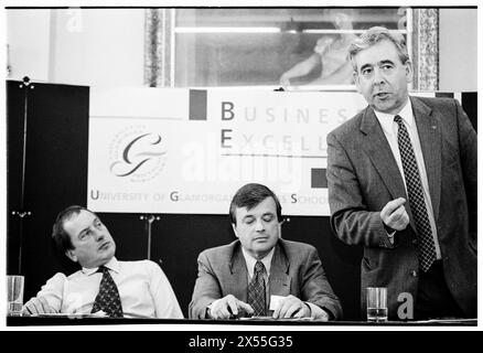 DAFYDD WIGLEY, PLAID CYMRU, 1995: Il leader di Plaid Cymru Dafydd Wigley è guardato da Ron Davies e Glyn Mathias durante un'università che ha ospitato un panel politico pubblico sullo sviluppo regionale. I politici gallesi si riuniscono per una conferenza sullo sviluppo presso l'Università di Glamorgan a Treforest, Galles, Regno Unito, il 5 giugno 1995. Foto: Rob Watkins. INFO: Dafydd Wigley, un importante politico gallese, servì come leader di Plaid Cymru dal 1981 al 1984 e di nuovo dal 1991 al 2000. Noto per la sua appassionata difesa dell'indipendenza gallese, ha svolto un ruolo fondamentale nel plasmare la politica gallese. Foto Stock