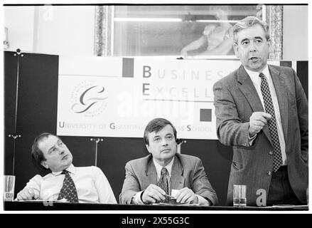 DAFYDD WIGLEY, PLAID CYMRU, 1995: Il leader di Plaid Cymru Dafydd Wigley è guardato da Ron Davies e Glyn Mathias durante un'università che ha ospitato un panel politico pubblico sullo sviluppo regionale. I politici gallesi si riuniscono per una conferenza sullo sviluppo presso l'Università di Glamorgan a Treforest, Galles, Regno Unito, il 5 giugno 1995. Foto: Rob Watkins. INFO: Dafydd Wigley, un importante politico gallese, servì come leader di Plaid Cymru dal 1981 al 1984 e di nuovo dal 1991 al 2000. Noto per la sua appassionata difesa dell'indipendenza gallese, ha svolto un ruolo fondamentale nel plasmare la politica gallese. Foto Stock