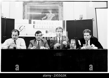 DAFYDD WIGLEY, PLAID CYMRU, 1995: Il leader di Plaid Cymru Dafydd Wigley è guardato da Ron Davies, Glyn Mathias e Cllr D Edwards durante un'università ospitò un panel politico pubblico sullo sviluppo regionale. I politici gallesi si riuniscono per una conferenza sullo sviluppo presso l'Università di Glamorgan a Treforest, Galles, Regno Unito, il 5 giugno 1995. Foto: Rob Watkins. INFO: Dafydd Wigley, un importante politico gallese, servì come leader di Plaid Cymru dal 1981 al 1984 e di nuovo dal 1991 al 2000. Noto per la sua appassionata difesa dell'indipendenza gallese, ha svolto un ruolo fondamentale nel plasmare la politica gallese. Foto Stock