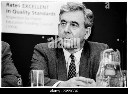 DAFYDD WIGLEY, PLAID CYMRU, 1995: Il leader di Plaid Cymru Dafydd Wigley durante un'università ospitò un panel politico pubblico sullo sviluppo regionale. I politici gallesi si riuniscono per una conferenza sullo sviluppo presso l'Università di Glamorgan a Treforest, Galles, Regno Unito, il 5 giugno 1995. Foto: Rob Watkins. INFO: Dafydd Wigley, un importante politico gallese, servì come leader di Plaid Cymru dal 1981 al 1984 e di nuovo dal 1991 al 2000. Noto per la sua appassionata difesa dell'indipendenza gallese, ha svolto un ruolo fondamentale nel plasmare la politica gallese. Foto Stock