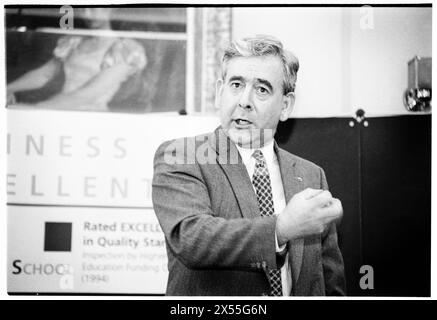 DAFYDD WIGLEY, PLAID CYMRU, 1995: Il leader di Plaid Cymru Dafydd Wigley durante un'università ospitò un panel politico pubblico sullo sviluppo regionale. I politici gallesi si riuniscono per una conferenza sullo sviluppo presso l'Università di Glamorgan a Treforest, Galles, Regno Unito, il 5 giugno 1995. Foto: Rob Watkins. INFO: Dafydd Wigley, un importante politico gallese, servì come leader di Plaid Cymru dal 1981 al 1984 e di nuovo dal 1991 al 2000. Noto per la sua appassionata difesa dell'indipendenza gallese, ha svolto un ruolo fondamentale nel plasmare la politica gallese. Foto Stock