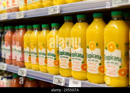 Melun - Francia - 20 aprile 2024: Veduta di un succo di frutta a marchio tropicana in un supermercato Foto Stock