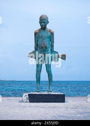 La statua del piccolo pescatore in bronzo di Yiota Ioannidou, Kato Paphos, Cipro Foto Stock