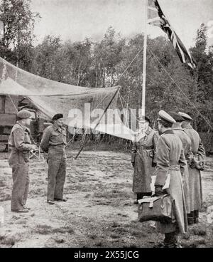 Il feldmaresciallo Montgomery riceve una delegazione di ufficiali tedeschi che acconsentirono alla resa incondizionata delle forze tedesche nella Germania nord-occidentale, nei Paesi Bassi e in Danimarca, il 4 maggio 1945. Feldmaresciallo Bernard Law Montgomery, i visconte Montgomery di Alamein, 1887 - 1976, noto anche come "Monty". Alto ufficiale dell'esercito britannico che prestò servizio nella prima guerra mondiale, nella guerra d'indipendenza irlandese e nella seconda guerra mondiale. Da The War in Pictures, sesto anno. Foto Stock