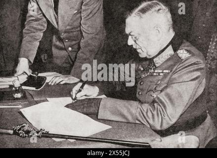 Il feldmaresciallo Wilhelm Keitel firma i termini ratificati della resa incondizionata a Berlino, 8 maggio 1945. Wilhelm Bodewin Johann Gustav Keitel, 1882 – 1946. Feldmaresciallo tedesco che ha ricoperto l'incarico di capo dell'Oberkommando der Wehrmacht (OKW), l'alto comando delle forze armate della Germania nazista, durante la seconda guerra mondiale dalla War in Pictures, sesto anno. Foto Stock