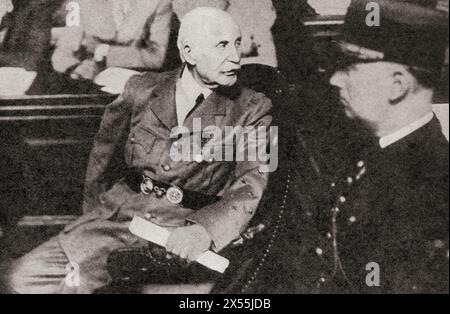 Philippe Petain in tribunale per tradimento, 23 luglio 1945. Henri Philippe Benoni Omer Pétain, 1856 – 1951, alias Philippe Pétain o maresciallo Pétain. Comandante generale dell'esercito francese nella prima guerra mondiale e capo del regime collaborazionista di Vichy Francia, dal 1940 al 1944. Da The War in Pictures, sesto anno. Foto Stock