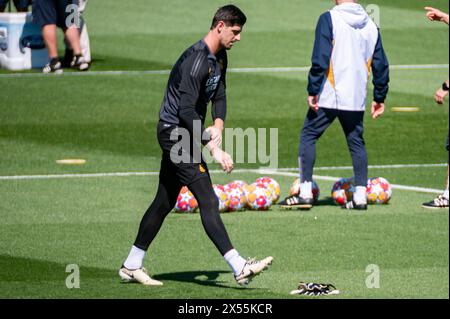 Valdebebas, Madrid, Spagna. 7 maggio 2024. MADRID, SPAGNA - 7 MAGGIO: Il Thibaut Courtois del Real Madrid si scalda durante la sessione di allenamento e la conferenza stampa del Real Madrid in vista della semifinale di UEFA Champions League contro il Bayern Munchen al Ciudad Real Madrid il 7 maggio 2024 a Valdebebas, Spagna. (Credit Image: © Alberto Gardin/ZUMA Press Wire) SOLO PER USO EDITORIALE! Non per USO commerciale! Foto Stock