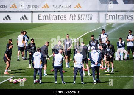 Valdebebas, Madrid, Spagna. 7 maggio 2024. MADRID, SPAGNA - 7 MAGGIO: I giocatori del Real Madrid si scaldano durante la sessione di allenamento e la conferenza stampa del Real Madrid in vista della semifinale di UEFA Champions League contro il Bayern Munchen al Ciudad Real Madrid il 7 maggio 2024 a Valdebebas, Spagna. (Credit Image: © Alberto Gardin/ZUMA Press Wire) SOLO PER USO EDITORIALE! Non per USO commerciale! Foto Stock