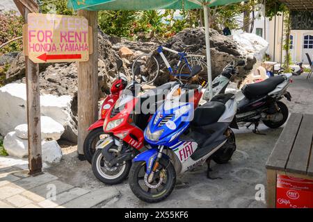 Nisyros, Grecia - 10 maggio 2023: Scooter in affitto sull'isola di Nisyros in Grecia Foto Stock