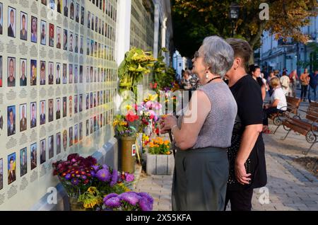 Donna ha messo fiori al muro della memoria dei caduti per l'Ucraina, piangendo. 28 agosto 2018. Kiev, Ucraina Foto Stock