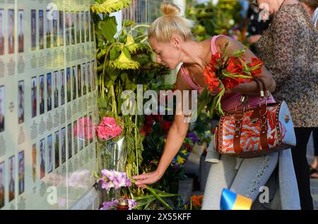 Donna ha messo fiori al muro della memoria dei caduti per l'Ucraina, piangendo. 28 agosto 2018. Kiev, Ucraina Foto Stock