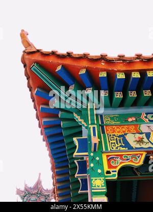 Architettura del tetto del Tempio ZhengJue tradizionale Cinese contro un cielo limpido / Zibo Shandong Cina Foto Stock