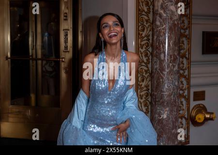 New York, Stati Uniti. 6 maggio 2024. Rachel Zegler indossa Michael Kors mentre lascia il Pierre Hotel per il Met Gala 2024 a New York City, USA, il 6 maggio 2024. (Foto di Thenews2/NurPhoto) crediti: NurPhoto SRL/Alamy Live News Foto Stock