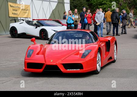 2004 Ferrari Enzo nella foto all'Italian Car Day al Brooklands Museum, Weybridge, Regno Unito il 4/5/24 Foto Stock