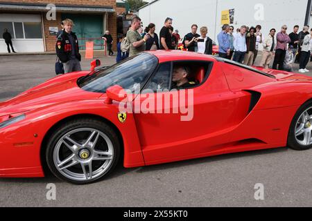 2004 Ferrari Enzo nella foto all'Italian Car Day al Brooklands Museum, Weybridge, Regno Unito il 4/5/24 Foto Stock