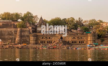 vista dei ghati e dei templi di mahareshwa dal fiume narmada, affollato di pellegrini e visitatori sulle scale Foto Stock