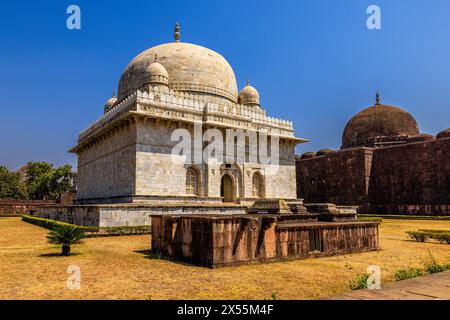 la tomba di hoshang shah in mandu india vista angolare dell'ingresso rivolto a sud del mausoleo di marmo bianco Foto Stock