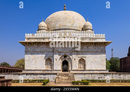 la tomba di hoshang shah in mandu, india, offre una vista frontale dell'ingresso rivolto a sud del mausoleo di marmo bianco Foto Stock