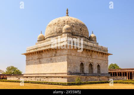 la tomba di hoshang shah in mandu, india, vista angolare della parete nord del mausoleo di marmo bianco Foto Stock