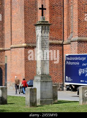 7 maggio 2024, Meclemburgo-Pomerania Occidentale, Neubrandenburg: Il monumento al teologo e pastore di Neubrandenburg Franz Christian Boll (1776-1818) può essere nuovamente visto accanto alla chiesa di Santa Maria nel centro della città dopo estesi lavori di restauro. Il monumento fu creato da Caspar David Friedrich (1774-1840) dopo la morte di Boll ed è l'unico monumento realizzato al più famoso pittore romantico. Foto: Bernd Wüstneck/dpa Foto Stock