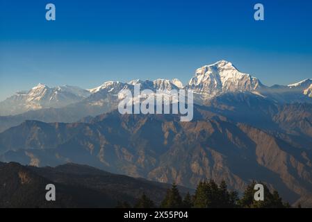 Scenario dell'Annapurna, un massiccio dell'Himalaya, nel Nepal centro-settentrionale Foto Stock