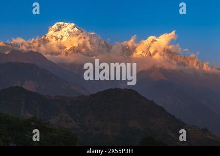 Scenario dell'Annapurna, un massiccio dell'Himalaya, nel Nepal centro-settentrionale Foto Stock