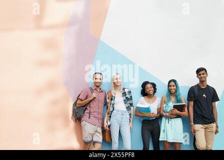 Ritratto, gruppo e università per l'educazione a muro con gli amici per l'apprendimento. Studenti e persone felici e multirazziali per il lavoro di squadra accademico all'aperto Foto Stock