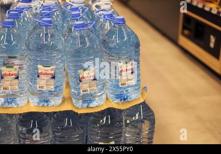 Zlatibor, Serbia 01.05.2024 acqua in bottiglia impilata Dobro nel supermercato Dis Foto Stock