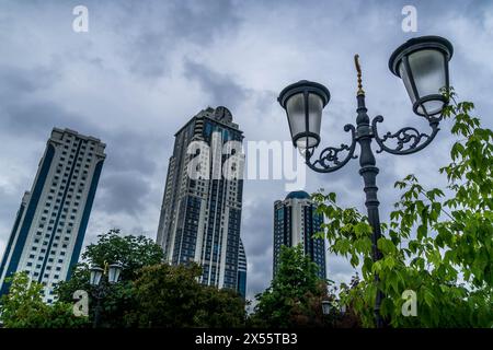 I grattacieli di Grozny City e il semaforo nel centro di Grozny, la capitale della Repubblica cecena, nella Russia meridionale, con il cielo grigio nuvoloso. Foto Stock