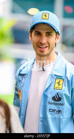 3 maggio 2024; Miami International Autodrome, Miami, Florida, USA; formula 1 Crypto.com Miami Grand Prix 2024; giornata di prove libere; il pilota Ferrari Antonio Giovinazzi sorride nel Team Village. Foto Stock