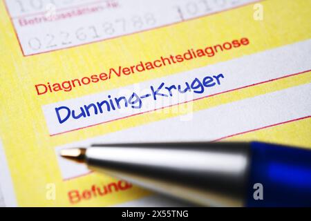FOTOMONTAGE, Ärztlicher Überweisungsschein mit diagnosticare Dunning-Kruger *** FOTOMONTAGGIO, rinvio medico con diagnosi Dunning Kruger Foto Stock