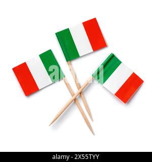 I piccoli flag di carta italiana si chiudono isolati su sfondo bianco Foto Stock