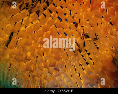 luce psichedelica proiettata su bandiere di plastica riciclabili Foto Stock