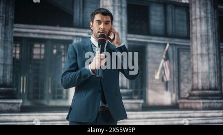 Anchorman Reporting Breaking News Live al di fuori di un Parlamento degli Stati Uniti d'America, di un tribunale o di un altro edificio governativo con colonne. Newsreader offre programmi giornalistici in televisione. Foto Stock
