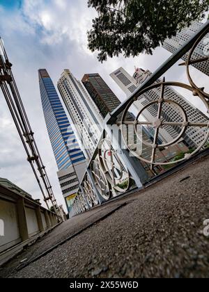 grattacielo di singapore da un'angolazione estrema e da una prospettiva estrema Foto Stock