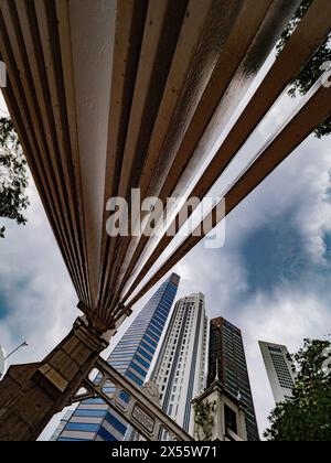 grattacielo di singapore da un'angolazione estrema e da una prospettiva estrema Foto Stock