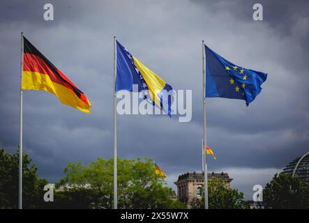 Die Flaggen von Deutschland, Bosnien und Herzegowina und der EuropâˆöÂßischen Union wehen vor dem Reichstagsgebaeude aufgenommen waehrend eines Staatsbesuchs im Kanzleramt a Berlino, 07.05.2024. Berlin Deutschland *** le bandiere di Germania, Bosnia-Erzegovina e Unione europea volano di fronte all'edificio del Reichstag scattate durante una visita di stato alla Cancelleria di Berlino, 07 05 2024 Berlino Germania Copyright: xJulianexSonntagxphotothek.dex Foto Stock