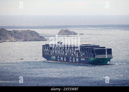 Marsiglia, Francia. 7 maggio 2024. © PHOTOPQR/LA PROVENCE/Philippe Laurenson ; Marsiglia ; 07/05/2024 ; CMA CGM GROENLANDIA Les 15 000 conteneurs du « CMA CGM Groenlandia » aux couleurs des JO pour la grande parade à Marseille du 8 mai Marsiglia, Francia, 7 maggio 2024 i 15.000 container della CMA CGM Groenlandia nei colori dei Giochi Olimpici per la grande sfilata della torcia olimpica di Parigi a Marsiglia l'8 maggio credito: MAXPPP/Alamy Live News Foto Stock