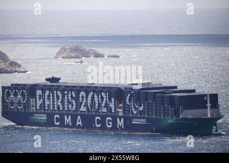 Marsiglia, Francia. 7 maggio 2024. © PHOTOPQR/LA PROVENCE/Philippe Laurenson ; Marsiglia ; 07/05/2024 ; CMA CGM GROENLANDIA Les 15 000 conteneurs du « CMA CGM Groenlandia » aux couleurs des JO pour la grande parade à Marseille du 8 mai Marsiglia, Francia, 7 maggio 2024 i 15.000 container della CMA CGM Groenlandia nei colori dei Giochi Olimpici per la grande sfilata della torcia olimpica di Parigi a Marsiglia l'8 maggio credito: MAXPPP/Alamy Live News Foto Stock