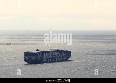 Marsiglia, Francia. 7 maggio 2024. © PHOTOPQR/LA PROVENCE/Philippe Laurenson ; Marsiglia ; 07/05/2024 ; CMA CGM GROENLANDIA Les 15 000 conteneurs du « CMA CGM Groenlandia » aux couleurs des JO pour la grande parade à Marseille du 8 mai Marsiglia, Francia, 7 maggio 2024 i 15.000 container della CMA CGM Groenlandia nei colori dei Giochi Olimpici per la grande sfilata della torcia olimpica di Parigi a Marsiglia l'8 maggio credito: MAXPPP/Alamy Live News Foto Stock