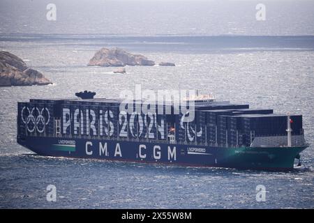 Marsiglia, Francia. 7 maggio 2024. © PHOTOPQR/LA PROVENCE/Philippe Laurenson ; Marsiglia ; 07/05/2024 ; CMA CGM GROENLANDIA Les 15 000 conteneurs du « CMA CGM Groenlandia » aux couleurs des JO pour la grande parade à Marseille du 8 mai Marsiglia, Francia, 7 maggio 2024 i 15.000 container della CMA CGM Groenlandia nei colori dei Giochi Olimpici per la grande sfilata della torcia olimpica di Parigi a Marsiglia l'8 maggio credito: MAXPPP/Alamy Live News Foto Stock